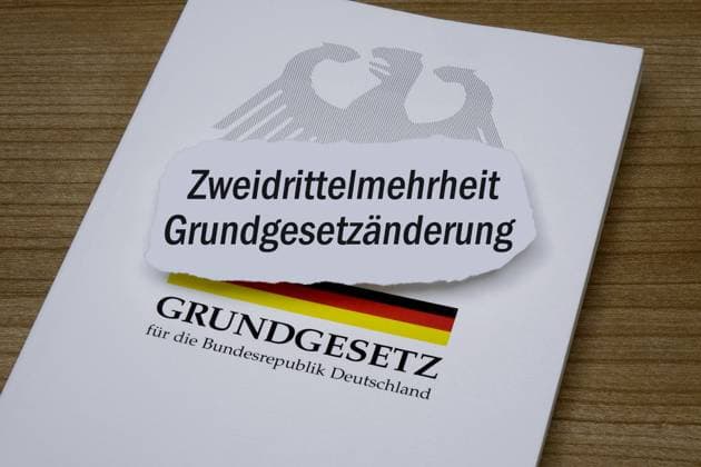 Grundgesetz mit Grundgesetzänderung und Zweidrittelmehrheit Fotomontage: Grundgesetz mit Grundgesetzänderung und Zweidrittelmehrheit, 06.03.2025, Borkwalde, Brandenburg, Auf einem Grundgesetz befindet sich der Schriftzug Grundgesetzänderung und Zweidrittelmehrheit.