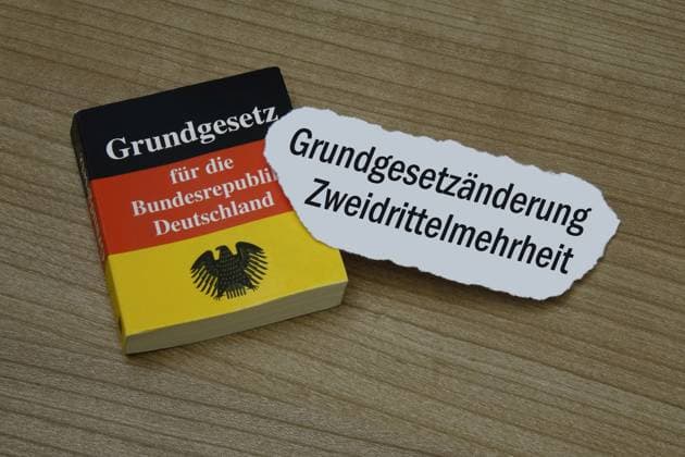 Grundgesetz mit Grundgesetzänderung und Zweidrittelmehrheit Fotomontage: Grundgesetz mit Grundgesetzänderung und Zweidrittelmehrheit, 06.03.2025, Borkwalde, Brandenburg, Neben einem Grundgesetz befindet sich der Schriftzug Grundgesetzänderung und Zweidrittelmehrheit.
