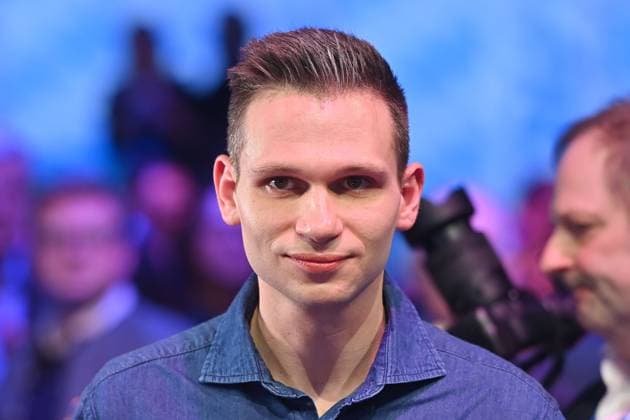 Fabian KOESTER von der ZDF Heute Show, Einzelbild,angeschnittenes Einzelmotiv,Portraet,Portrait,Porträt. Politischer Aschermittwoch der CSU am 05.03.2024 in der Dreilaenderhalle in Passau.