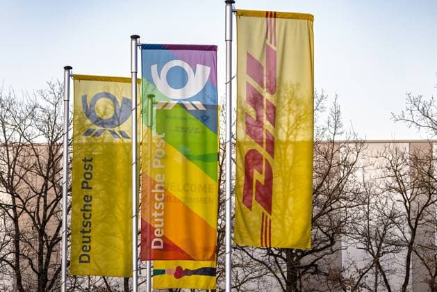 Deutsche Post Niederlassung Nürnberg, 06.03.2025 Fahnen der Deutschen Post und DHL vor einem Paketzentrum in Nürnberg. In der Nacht zuvor hat die Gewerkschaft ver.di die Paketzentren in Bayern bestreikt, darunter auch das in Nürnberg. Der Tarifkonflikt zwischen der Deutschen Post und ver.di hält weiter an. Zudem wurde heute ein Stellenabbau bei der Deutschen Post angekündigt, was zu einem Anstieg des Aktienkurses führte. Die Auswirkungen auf die Paketzustellung in der Region sind noch unklar. Nürnberg Bayern Deutschland