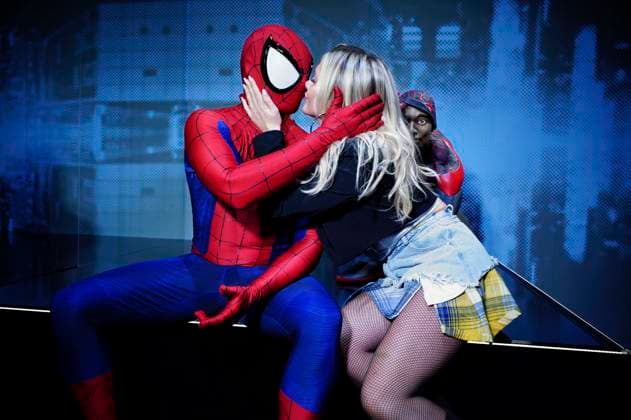 Bilder des Jahres 2025, Entertainment 03 März Entertainment Themen der Woche KW10 Evelyn Burdecki mit Spider-Man Cosplayer bei der Ausstellungseröffnung Marvel: Die Ausstellung - Universe of Super Heroes im Odysseum. Köln, 06.03.2025