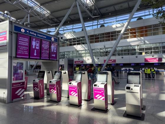 Deutschland, Europa, Flughafen, Düsseldorf, Eurowings, Check-in-Automaten, Selbstbedienung, Digitalisierung, Luftverkehr, Boarding, Abflugbereich, moderne Terminalarchitektur, Passagierabfertigung, Reiseverkehr, Flughafenpersonal, Sicherheitskontrolle, Infrastruktur, Fluggesellschaft, Low-Cost-Carrier, Wartezeiten, Mobilität, Symbolfoto für Automatisierung, Luftfahrtbranche, digitale Transformation, Reiseerlebnis, Kundenzufriedenheit, technologische Entwicklung, nachhaltige Luftfahrt. Copyright: xJOERANxSTEINSIEKx