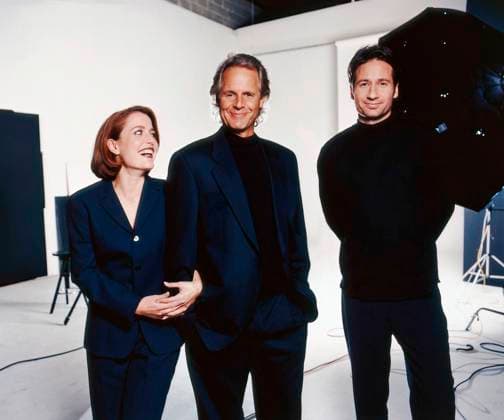 THE X-FILES, from left: Gillian Anderson, Chris Carter, David Duchovny, (1997), 1993-2018, ph: Troy House TM and Copyright Fox Network. All rights reserved. Courtesy Everett CollectionT4DXFIL FE001 PUBLICATIONXNOTxINxCANxCHNxFRAxITAxJPNxNORxPOLxRUSxESPxUKxUSA Copyright: xx T4DXFIL FE001 T4DXFIL_FE001_H
