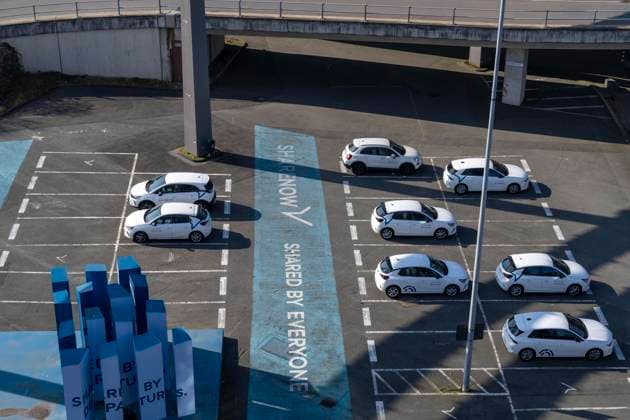 Flughafen Düsseldorf, Carsharing Parkplatz, Free2move, früher Sharenow, am Terminalgebäude, NRW, Deutschland, Flughafen DUS