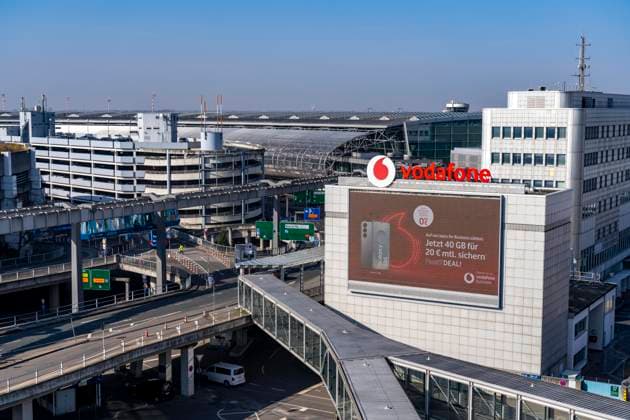 Flughafen Düsseldorf, Terminalgebäude, Vorfahrt, Skytrain für den Passagiertransport zu Parkhäusern und Flughafenbahnhof, NRW, Deutschland, Flughafen DUS