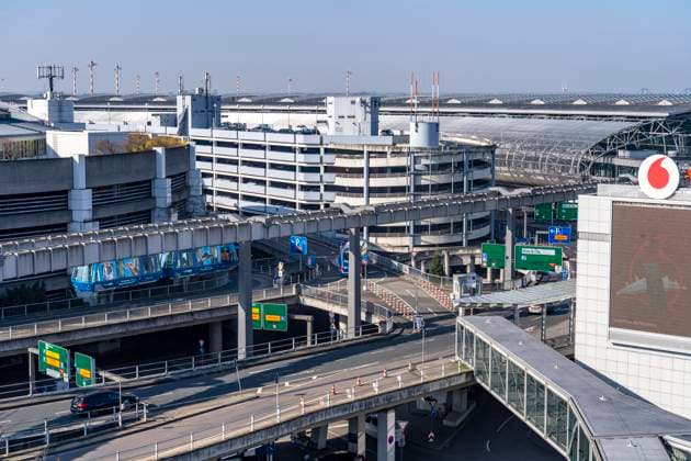 Flughafen Düsseldorf, Terminalgebäude, Vorfahrt, Skytrain für den Passagiertransport zu Parkhäusern und Flughafenbahnhof, NRW, Deutschland, Flughafen DUS