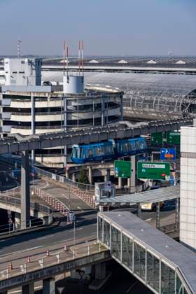 Flughafen Düsseldorf, Terminalgebäude, Vorfahrt, Skytrain für den Passagiertransport zu Parkhäusern und Flughafenbahnhof, NRW, Deutschland, Flughafen DUS