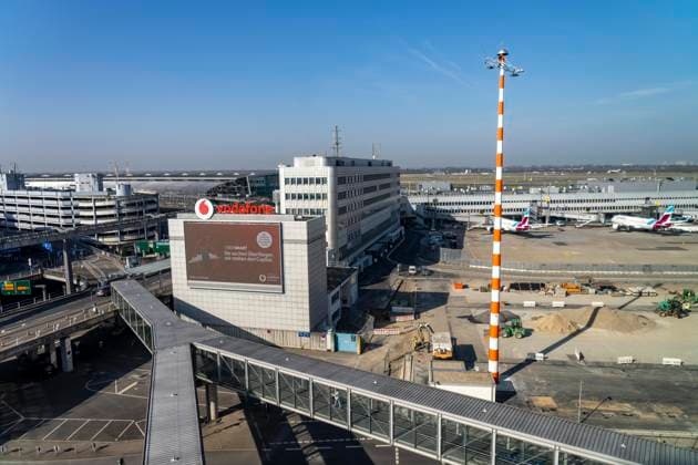 Flughafen Düsseldorf, Terminalgebäude, Vorfahrt, Flugzeuge am Terminal A, NRW, Deutschland, Flughafen DUS