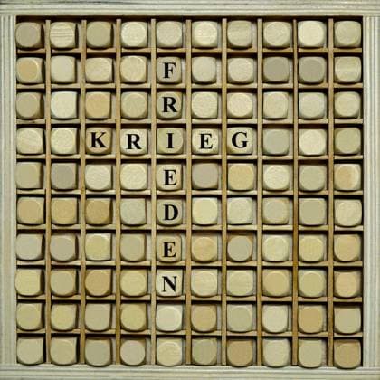 Buchstabenkasten mit den Worten Krieg und Frieden Fotomontage: Buchstabenkasten mit den Worten Krieg und Frieden, 12.03.2025, Borkwalde, Brandenburg, In einem Buchstabenkasten sind waagerecht und senkrecht die Worte Krieg und Frieden zu lesen.