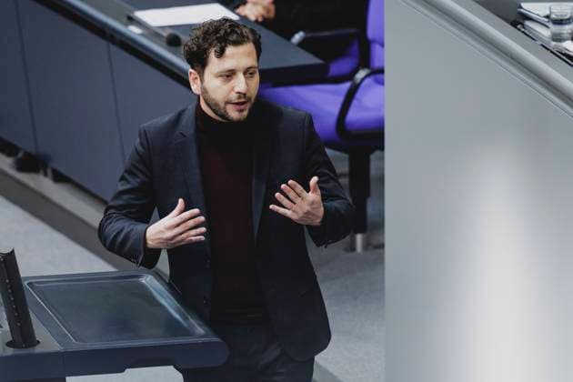 Felix Banaszak, Co-Vorsitzender von Buendnis 90 Die Gruenen, aufgenommen im Rahmen der Sondersitzung des Deutschen Bundestages in Berlin, 13.03.2025. In der kurzfristig einberufenen Sondersitzung soll ueber die von der SPD und CDU CSU angestrebte Aenderung des Grundgesetzes mit Blick auf die Schuldenbremse und ein Sondervermoegen Infrastruktur beraten werden. Berlin Deutschland Copyright: xFlorianxGaertnerx