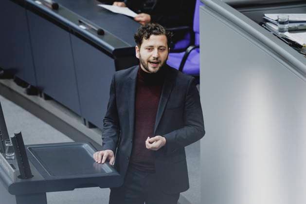 Felix Banaszak, Co-Vorsitzender von Buendnis 90 Die Gruenen, aufgenommen im Rahmen der Sondersitzung des Deutschen Bundestages in Berlin, 13.03.2025. In der kurzfristig einberufenen Sondersitzung soll ueber die von der SPD und CDU CSU angestrebte Aenderung des Grundgesetzes mit Blick auf die Schuldenbremse und ein Sondervermoegen Infrastruktur beraten werden. Berlin Deutschland Copyright: xFlorianxGaertnerx
