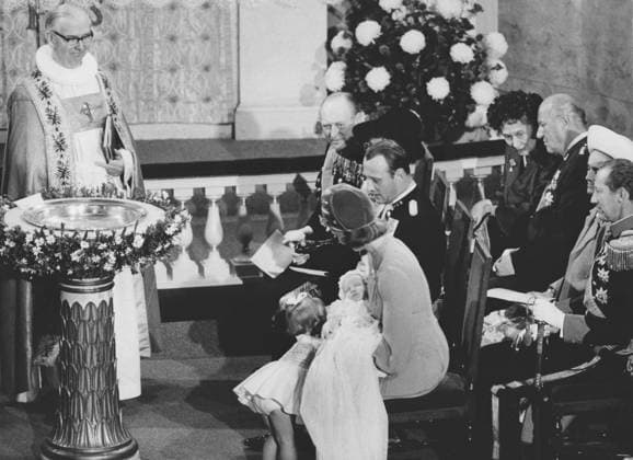 König Harald von Norwegen. Im Bild als Kronprinz mit seiner Frau Sonja bei der Taufe von Kronprinz Haakon Magnus 1973 King Harald of Norway. Pictured when being crown prince with his wife Sonja at the baptation ceremony of crown prince Haakon Magnus 1973 Copyright: imageBROKER Sjoberg ibljsj12896547.jpg