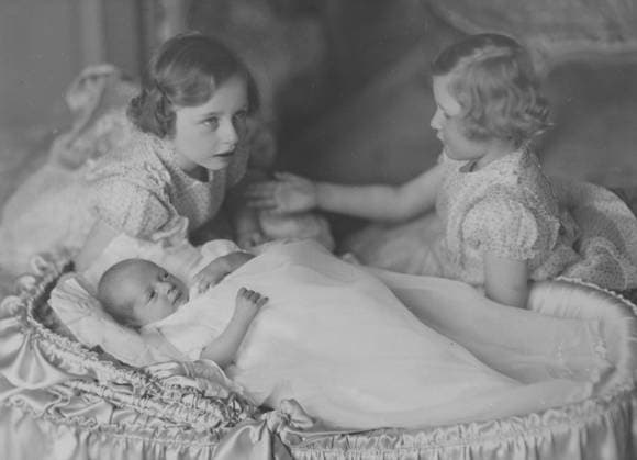 Prinzessin Astrid von Norwegen ist tot Kronprinzessin Märtha von Norwegen. 1901 1954. Auf dem Bild ihr Sohn und zukünftiger König von Norwegen, Kronprinz Harald. Prinz Harald wurde am 21. Februar 1937 geboren. Neben dem Babybett seine Schwestern Prinzessin Astrid und Prinzessin Ragnhild von Norwegen Crown Princess Märtha of Norway. 1901-1954. Pictured here her son and future king of Norway Crown Prince Harald. Prince Harald was born on february 21 1937. Beside the baby bed his sisters Princess Astrid and Princess Ragnhild of Norway Copyright: imageBROKER Sjoberg ibljsj12896473.jpg