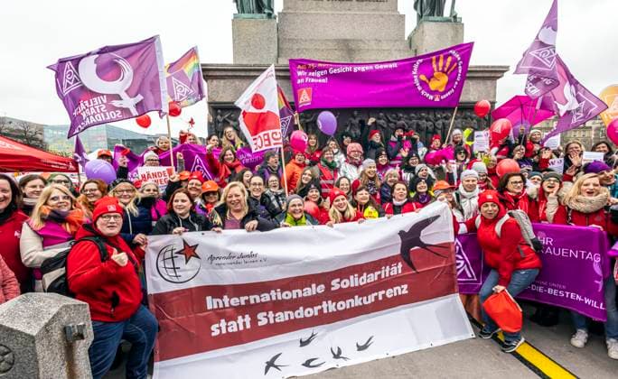 Bilder des Jahres 2025, News 03 März News Themen der Woche KW11 Aktionstag der IG Metall in Stuttgart. Metaller und Metallerinnen kämpfen für die Zukunft der Industriearbeitsplatz. Ihre Forderungen: Arbeitgeber soll sich zu den Standorten bekennen, den Abbau von Arbeitsplätzen beenden und auf Standortschließungen und Verlagerungen verzichten. Die Gewerkschaft spricht von 25000 Teilnehmern. 15.03.2025: Stuttgart, Baden-Württemberg, Deutschland, Europa