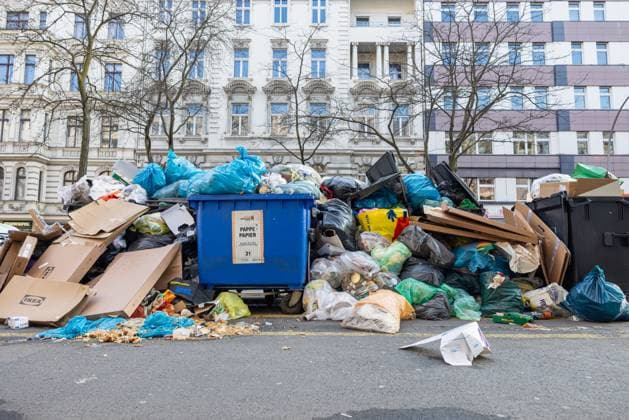 Bilder des Jahres 2025, News 03 März News Themen der Woche KW11 News Bilder des Tages Überquellende Mülltonnen auf Berliner Strassen. Deutschland, Berlin am 15. März 2025: Auf der Kantstrasse in Charlottenburg stehen einige überfüllte Müllcontainer, die nicht abgeholt worden sind. Aufgrund von Ver.di Streik, von dem auch die Berliner Stadtreinigung (BSR) betroffen ist, wird der Müll nicht entsorgt. Einige teils aufgerissene Mülltüten liegen frei auf der Straße.