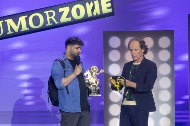 Bilder des Jahres 2025, Entertainment 03 März Entertainment Themen der Woche KW11 Entertainment Bilder des Tages Gewinner des Newcomer Wettbewerbs des Comedy-Festivals Humorzone Dresden ist der deutsch-palästinensische Stand-up-Comedian Amjad - vollständiger Name: Amjad Abu-Hamid (li.) der den Preis aus den Händen von Schirmherr Olaf Schubert (re., Michael Haubold) während der MDR TV Aufzeichnung Humorzone Dresden - Die Gala im Alten Schlachthof Dresden erhält.