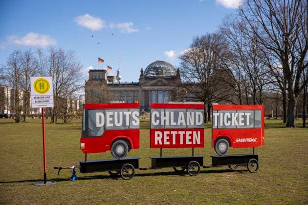 Bilder des Jahres 2025, News 03 März News Themen der Woche KW12 Greenpeace Aktion zum Deutschlandticket vor dem Reichstasgebaeude - Berlin, 17.03.2025. Berlin Deutschland Copyright: xTiloxStraussx