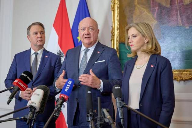 Bilder des Jahres 2025, News 03 März News Themen der Woche KW12 News Bilder des Tages - Wien 18.03.2025 - Regierungsklausur - Die neue österreichische Bundesregierung hielt heute im Bundeskanzleramt eine erste Arbeitsklausur ab.. Die Arbeitsklausur wurde mit einem gemeinsamen Doorstep eröffnet. PHOTO: (v.L.) Vizekanzler Andreas Babler (SPÖ), Bundeskanzler Christian Stocker (ÖVP), Außenministerin Beate Meinl-Reisinger (NEOS) beim Doorstep. Vienna (AUSTRIA) - Austrian Government retreat - The new Federal Government held its first working retreat at the Federal Chancellery today. - OVP, SPO, Oevp, SPOe, Regierungsklausur, Regierung, Bundesregierung, Klausur, Arbeitsklausur Bundesregierung