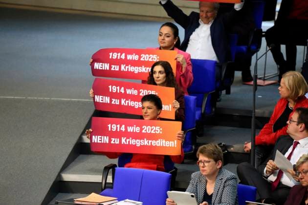 Bilder des Jahres 2025, News 03 März News Themen der Woche KW12 News Bilder des Tages Berlin, 18.03.2025 213. Sitzung des Deutschen Bundestages Abgeordnete der Gruppe des BSW halten Plakate mi der Aufschrift 1914 wie 2025; Nein zu Kriegskrediten Zweite und dritte Beratung des von den Fraktionen der SPD und CDU CSU eingebrachten Entwurfs eines Gesetzes zur Änderung des Grundgesetzes (Artikel 109, 115, 143h) Berlin Germany Copyright: xMatthiasxGränzdörferx