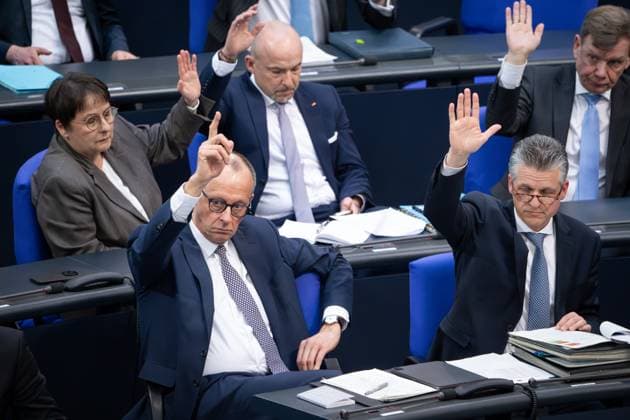 Bilder des Jahres 2025, News 03 März News Themen der Woche KW12 News Bilder des Tages Deutscher Bundestag, 214. Plenarsitzung Friedrich Merz (CDU) gemeinsam mit seiner Fraktion bei der Abstimmung im Rahmen der Debatte um die Aenderung d. Grundgesetzes (Art. 109, 115, 143h, 87a) bei der 214. Sitzung des Deutschen Bundestag in Berlin, 18.03.2025 Berlin Berlin Deutschland