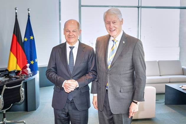 Bilder des Jahres 2025, News 03 März News Themen der Woche KW12 News Bilder des Tages Berlin, Deutschland, 18.03.2025: Bundeskanzleramt: Empfang des früheren US-Präsidenten durch den deutschen Kanzler: Bundeskanzler Olaf Scholz (SPD) und Bill Clinton