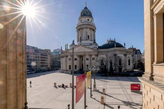 Bilder des Jahres 2025, News 03 März News Themen der Woche KW12 News Bilder des Tages Gendarmenmarkt nach Wiedereröffnung, Berlin, 17.03.2025 Gendarmenmarkt, Umgestaltung, Ende der Bauzeit, Franzoesischer Dom, 17.03.2025, Berlin, Deutschland < english> Gendarmenmarkt, redesign, end of construction period, March 17, 2025, Berlin, Germany Berlin Gendarmenmarkt Berlin Deutschland, Germany Copyright: xPeterxEngelkex