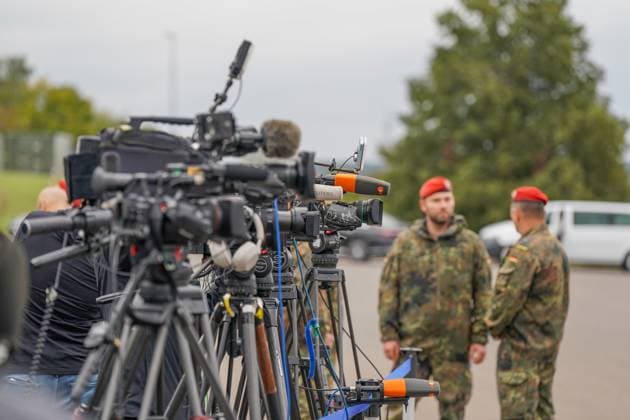 Deutschland, Europa, Bundeswehr, Soldaten, Pressekonferenz, Medien, Kamerateams, Sicherheitspolitik, Verteidigung, Militär, Pressefreiheit, Journalismus, Sicherheit, NATO, Bundeswehruniform, Truppeninformation Copyright: xJOERANxSTEINSIEKx