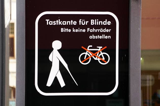 behindertengerecht, Tastkante für Blinde, Hinweisschild mit Piktogrammen, Abstellverbot von Fahrrädern