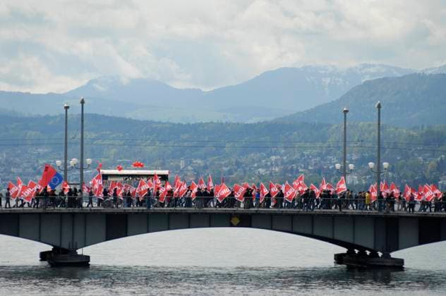 1. MAI 2008 IN ZUERICH Offizieller 1. Mai-Umzug mit rund 10 000 Teilnehmern am Donnerstag (01.05.08) durch die Zürcher Innenstadt anlässlich des Tages der Arbeit. Zürich Zurich Schweiz Suisse Svizzera Switzerland Copyright: Ex-PressxMarkusxFortex MFO20080501_14