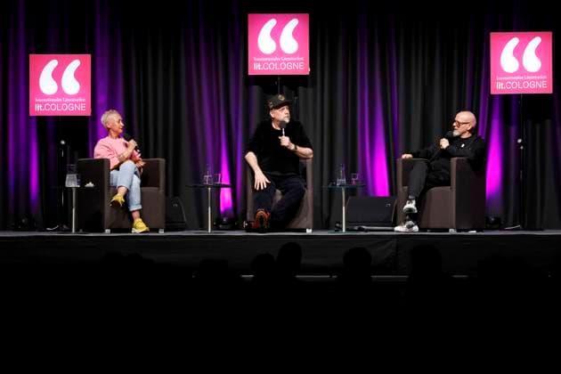Bilder des Jahres 2025, Entertainment 03 März Entertainment Themen der Woche KW12 Entertainment Bilder des Tages Moderatorin Rebecca Link, Rapper Smudo und Rapper Thomas D auf der Lit.Cologne 2025 Veranstaltung MfG. Mit freundlichen Grüßen in der Messe Köln. Köln, 20.03.2025 NRW Deutschland Copyright: xChristophxHardtx