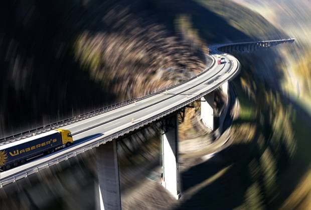 ! ACHTUNG BILD BEARBEITET ! Hier der Blick auf die Luegbrücke, die in den nächsten Jahren zum Nadelöhr auf der Brennerautobahn wird, Baustelle, beeinträchtigung, Chaos, Gemeinde Gries am Brenner, stark frequentiert, Stau, Beeinträchtigung im Urlaubsreiseverkehr, LKW, Tagesausflügler, Reiseverkehr, Transitstrecke,Nord Süd Verbindung,Urlaubsverkehr , der Hintergrund wurde dynamisch verwischt