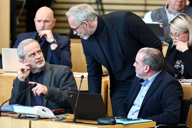 Plenum Thueringer Landtag 20.03.2025, Erfurt, Thueringer Landtag, Plenarsaal, 12. Plenarsitzung, Verhandlungsgegenstand ist die Schuldenbremse des Grundgesetzes beibehalten, historisch beispiellose Neuverschuldung des Bundes abwenden auf Antrag der Fraktion der AfD im Bild: Dr. Frank Augsten, Roberto Kobelt und Dr.Stefan Wogawa (BSW)