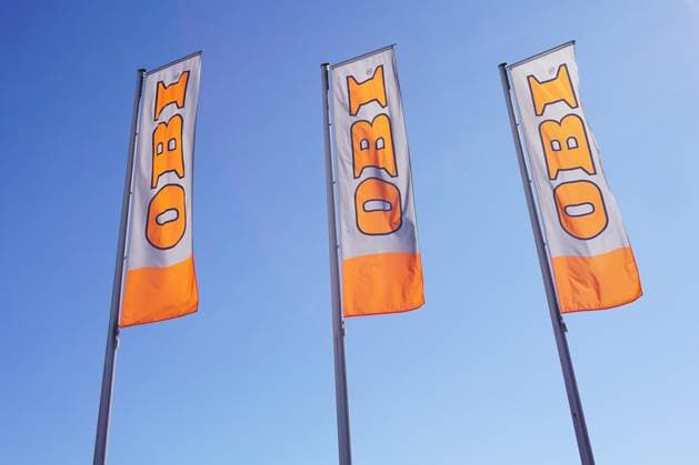 OBI, Baumarkt-Handelskette, drei Werbefahnen vor einer Verkaufsfiliale