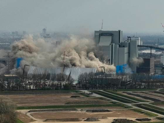 Bilder des Jahres 2025, News 03 März News Themen der Woche KW12 Die Sprengung der twei Kesselhaeuser des Kohle Kraftwerks Moorburg war nur zum Teil erfolgreich Das Zweites Kesselhaus konnte aus noch unbekannten Gründen nicht gesprengt werden und blieb stehen - Hamburg 23.03.2025 Bilder der ersten Sprengung vom Boden und Drohnenbilder - erstellt aus dem nicht gesperrten Bereich. Hamburg Deutschland