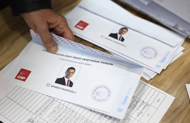 Turkish opposition party members, others head to polls for primary election - Ankara People cast their votes during the presidential primaries, with the only candidate of the opposition Republican People s Party (CHP) Ekrem Imamoglu, in Ankara, Turkey, on March 23, 2025. The popular opposition Istanbul Mayor Ekrem Imamoglu, who is the biggest political rival of President Recep Tayyip Erdogan, was arrested on March 19, just days before he was to be named the main opposition CHP s candidate for the 2028 presidential race. The opposition Republican People s Party (CHP) has opened the vote to anyone, not just party members, in the hope of a massive show of support for the beleaguered mayor. Photo by Yavuz Ozden DIA Images ABACAPRESS.COM Ankara Copyright: xDIAxImages ABACAx