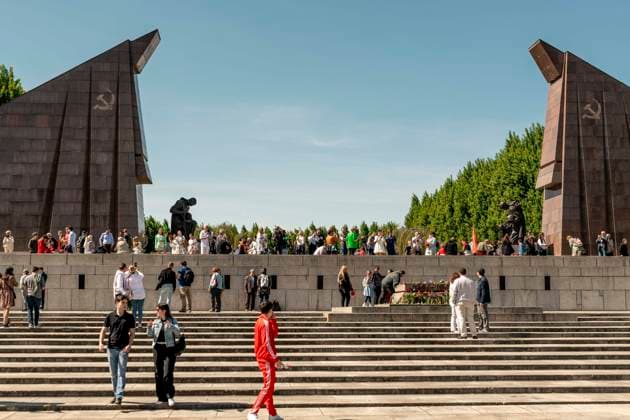 8. Mai - Tag der Befreiung - Berlin 2024 Tausende von Menschen besuchen am 8. Mai 2024 die sowjetische Gedenkstätte im Treptower Park, um dem Ende des Zweiten Weltkriegs zu gedenken. Copyright: xEVENTPRESSxJeremyxKnowlesx