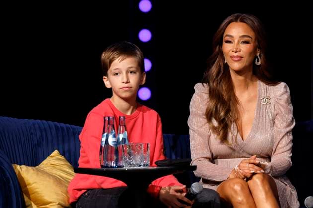 Moderatorin Verona Pooth mit ihrem jüngeren Sohn Rocco Pooth (l) als Musical-Botschafter bei dem Pressetermin zur Vorstellung des Musical-Hits Mrs. Doubtfire im Capitol Theater in Düsseldorf. Das gefeierte Stück wird am 06. November in Düsseldorf exklusive Deutschlandpremiere feiern. Düsseldorf, 24.03.2025 NRW Deutschland Copyright: xChristophxHardtx