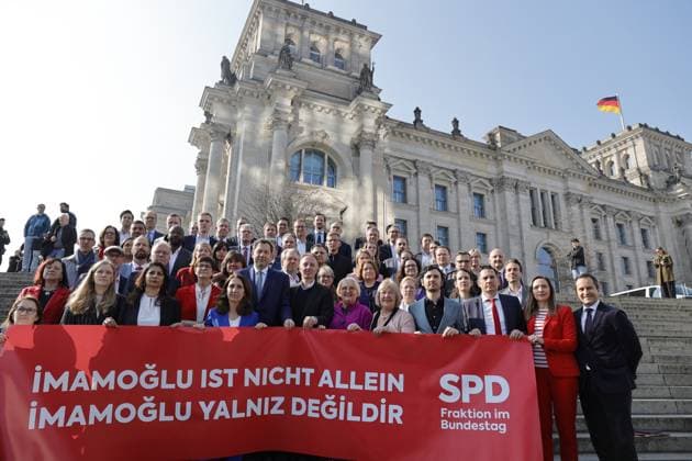 Bilder des Jahres 2025, News 03 März News Themen der Woche KW13 News Bilder des Tages Deutschland, Berlin, Reichstag, SPD-Bundestagsfraktion, Solidaritätsfoto für Ekrem Imamoglu