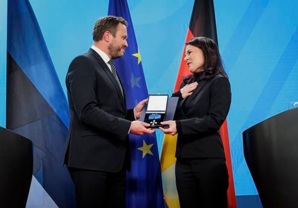 Bilder des Jahres 2025, News 03 März News Themen der Woche KW13 News Bilder des Tages Annalena Baerbock (Buendnis 90 Die Gruenen), Bundesaussenministerin, trifft den Aussenminister von Estland, Margus Tsahkna, im Auswaertigen Amt. Hier bekommt sie einen Verdienstorden der Republik Estland verliehen (Cross of Merit I. Class). Fotografiert im Auftrag des Auswaertigen Amtes Berlin Deutschland Copyright: xThomasxKoehler AAx