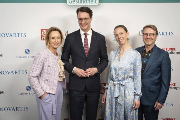 Bilder des Jahres 2025, News 03 März News Themen der Woche KW13 News Bilder des Tages Frauengesundheitsgipfel im FMO ** NUR FÜR REDAKTIONELLE ZWECKE ** EDITORIAL USE ONLY **<p>Frauengesundheitsgipfel im FMO am Donnerstag, 26. März 2025. Bild der Frau lädt zum 3. Event Aktion Gesundheit nach Essen ein. Es geht um geschlechtersensible Medizin. Fachlicher Schwerpunkt in diesem Jahr: Brustkrebs. Ministerpräsident Hendrik Wüst mit Verlegerin Julia Becker , Nora Marx und Niklas Wilcke. Essen NRW Essen Copyright: StefanxArendx xFUNKExFotoxService