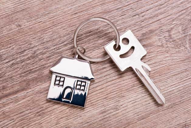 Haustürschlüssel und Wohnungsschlüssel Ein Haustürschlüssel bzw. Wohnungstürschlüssel mit Anhänger