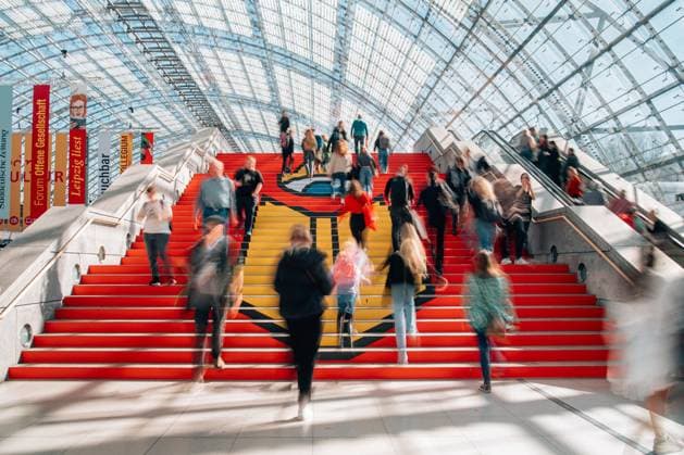 Bilder des Jahres 2025, News 03 März News Themen der Woche KW13 Leipziger Buchmesse 2025 Treppe mit Logo der Leipziger Buchmesse waehrend der Leipziger Buchmesse - Tag 2 - auf der Messengleande Leipzig am 28. March 2025 bei Leipzg, Sachsen, Germany