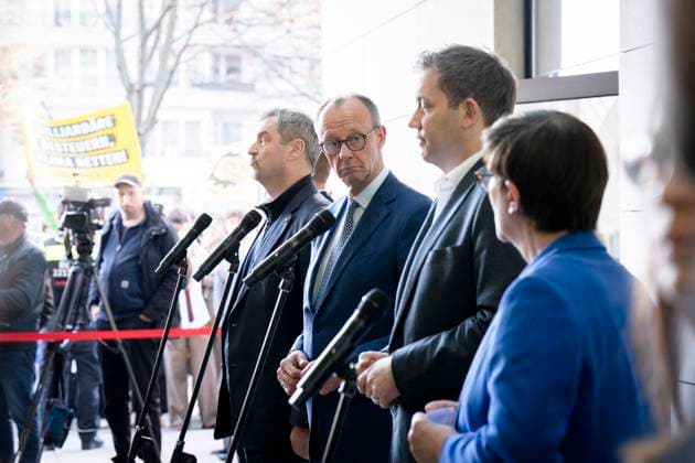 Bilder des Jahres 2025, News 03 März News Themen der Woche KW13 News Bilder des Tages Friedrich Merz, Markus Söder, Lars Klingbeil, Saskia Esken Hauptverhandlungsgruppe, Regierungskoalition, Willy-Brandt-Haus, Auftaktstatement, Parteivorsitzende, CDU, Friedrich Merz, CSU, Ministerpräsident, Markus Söder, SPD, Lars Klingbeil, Saskia Esken Berlin Berlin GER