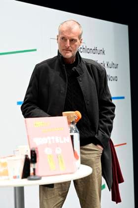 Robert Seethaler beim Gespräch zum Buch Trotteln am Messestand von Deutschlandfunk Deutschlandradio in Halle 2 auf der Leipziger Buchmesse 2025 auf dem Messegelände. Leipzig, 28.03.2025