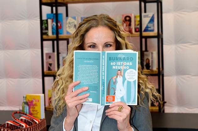 Katja Burkard vor einem Gespräch zu ihrem Buch 60 ist das neue 60 an der buchbar in Halle 4 auf der Leipziger Buchmesse 2025 auf dem Messegelände. Leipzig, 29.03.2025