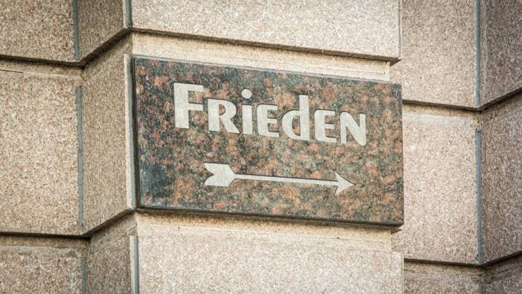 Wegweiser für den direkten Weg zum Frieden Wegweiser für den direkten Weg zum Frieden Copyright: xZoonar.com ThomasxxReimerx 23101607
