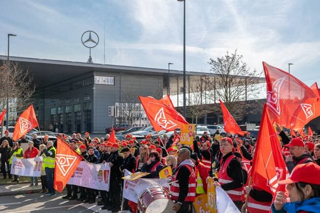 News Bilder des Tages IG Metall Warnstreiks im bayerischen Kfz-Handwerk, Nürnberg, 02.04.2025 Beschäftigte des bayerischen Kfz-Handwerks beteiligen sich an einem Warnstreik der IG Metall. In Nürnberg findet eine gemeinsame Kundgebung vor der Mercedes-Benz Niederlassung von Beschäftigten mehrerer Autohäuser aus Nürnberg und Fürth statt. Anlass ist die stockende Tarifrunde im Kfz-Gewerbe. Nürnberg Bayern Deutschland
