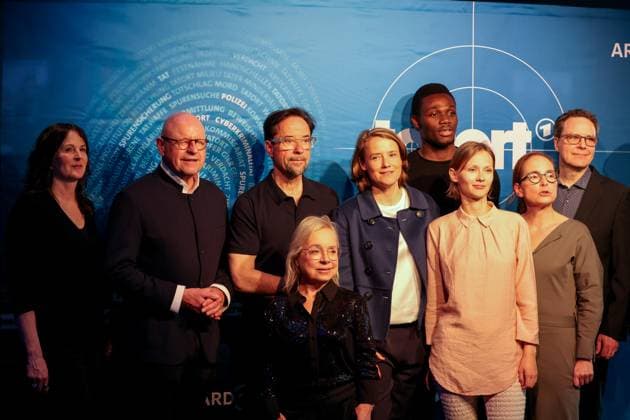 Bilder des Jahres 2025, Entertainment 04 April Entertainment Bilder des Tages Premiere Münster-Tatort Pressetermin zur Premiere des neuen ;Münster-Tatort Fiderallala. Die Ausstrahlung ist am 6. April im Ersten und der ARD Mediathek. Gruppenbild mit ChrisTine Urspruch, als Silke Haller (4vl.); Jan Josef Liefers, als Rechtsmediziner Prof. Karl-Friedrich Boerne (3vl.); Markus Lewe (CDU), Oberbürgermeister der Stadt Münster (2vl.); Bless Amada als Felix (4vr.); Bineta Hansen als Kim Moser (3vr.) Münster, Nordrhein-Westfalen, DEU, Deutschland, 02.04.2025