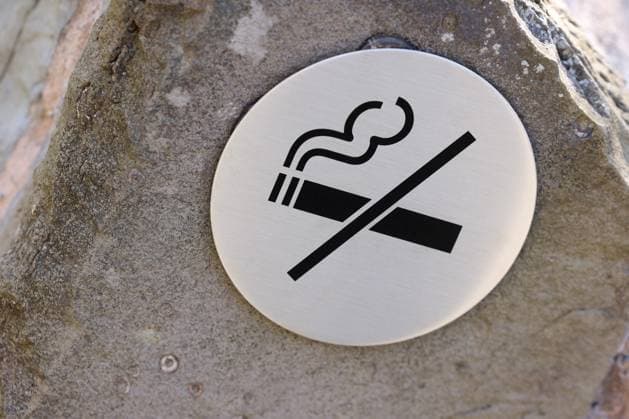 Schild Rauchverbot am Oberen Schloss in Siegen Symbolbild Rauchen, Rauchverbot am 03.04.2025 in Siegen Deutschland.