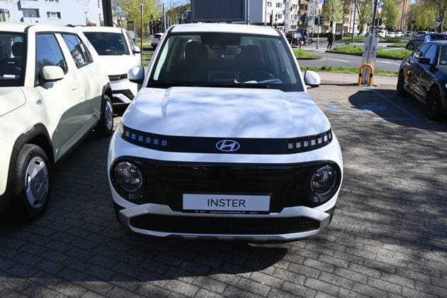 Logo, Schriftzug des südkoreanischen Autohersteller Hyundai Motor Company an einem Hyundai Inster